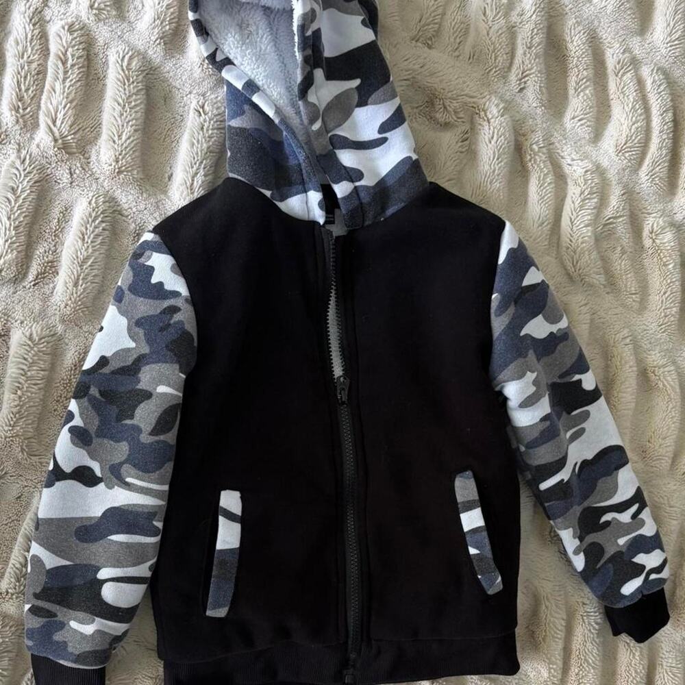 Kids Black & Grey Camo Sherpa-Lined Zip-Up Hoodie Jacket size 5